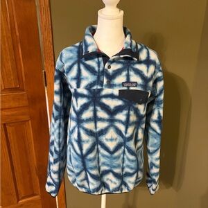 Patagonia Women's Blue and White Tie-Dye Fleece Pullover with Red Trim.